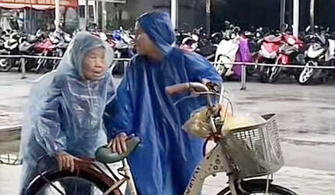The Heartwarming Moment a 65-Year-Old Daughter Takes Her Mother to the Hospital in the Rain: A Tribute to the Bond Between Mothers and Daughters