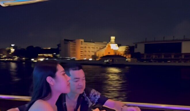 “A Romantic Evening: Quang Minh and His Beloved Enjoy an Extravagant Dinner on a Yacht, Sealing the Night with a Passionate Kiss”