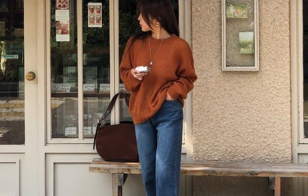 The Ultimate Guide to Styling Wide-Leg Jeans: A Chic and Eye-Catching Look for Fall and Winter