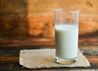 “4 Beauty Benefits of Milk for Healthy, Youthful Skin”