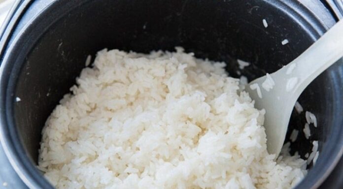 4 Foods You Should Avoid Eating at Night, Especially Leftover Rice