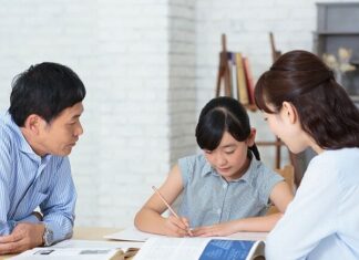 “The Greatest Success of Parents: Paying Less Attention to Their Children in 3 Aspects”