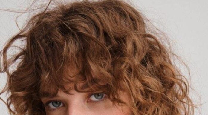 4 Curly Hairstyles to Impress at the Year-End Party