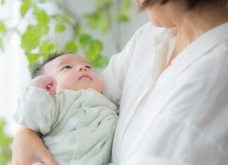 Why Do Babies Suddenly Cry When They See Strangers? 3 Unspoken Reasons That Are Not Superstition.