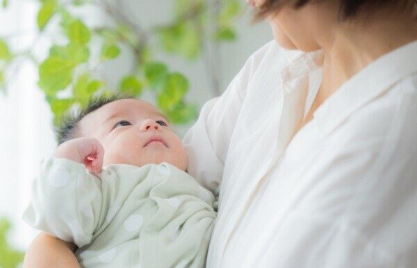 Why Do Babies Suddenly Cry When They See Strangers? 3 Unspoken Reasons That Are Not Superstition.