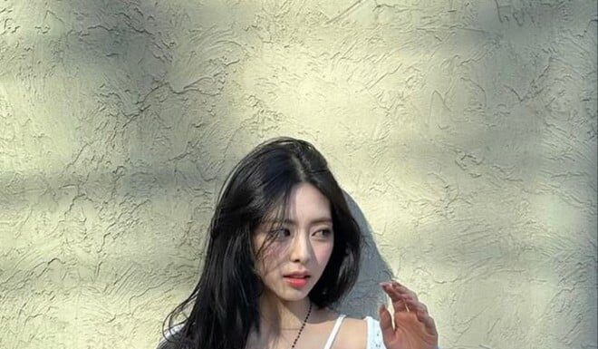 The Korean “Body Saint” Reveals Simple Hacks for an Unreal Body Ratio, Emphasizing Well-Defined Curves.