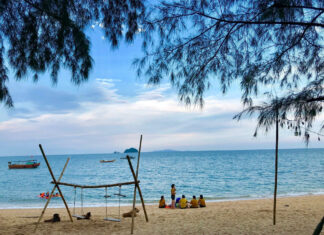 The Tasty Treat of ‘Bearded Chicken’ from a Remote Island in Quang Ninh: Golden Crispy Skin, Aromatic Meat.