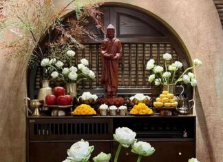 The Rich Always Place Flowers on the Left Side of the Altar When Burning Incense: But What If It Was Placed on the Right?