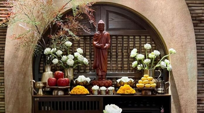 The Rich Always Place Flowers on the Left Side of the Altar When Burning Incense: But What If It Was Placed on the Right?