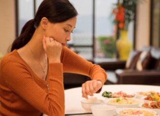 5 Health Risks of Regularly Eating Dinner Late
