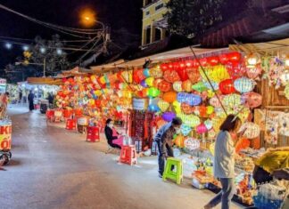 The Night Market: A Culinary Paradise in the Heart of Hoi An, Enchanting Visitors with Its Irresistible Charms.