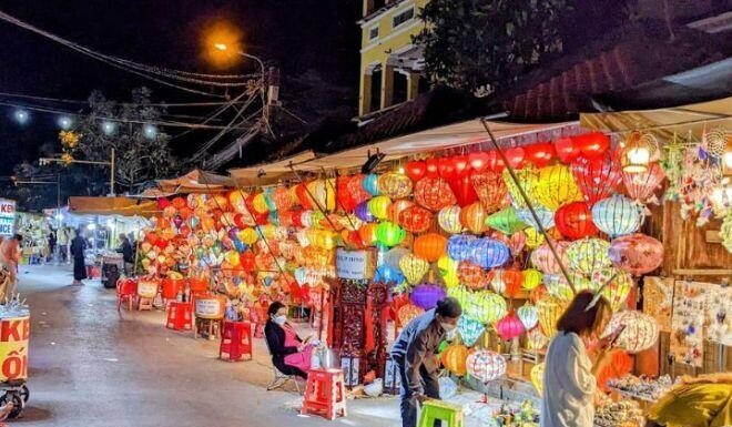 The Night Market: A Culinary Paradise in the Heart of Hoi An, Enchanting Visitors with Its Irresistible Charms.