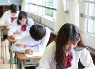 “Don’t Say ‘Don’t Come Home If You Get Bad Grades’—Try This Instead to Mend the Heartbreak of Low Scores”