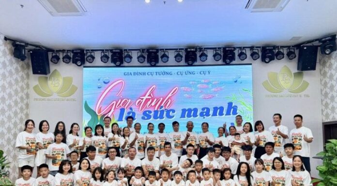 The Summer Vacation Block and the Retirement Block Set Off: A “Super-Cool” Four-Generation, 60-Member Family Trip That Has Everyone Envious