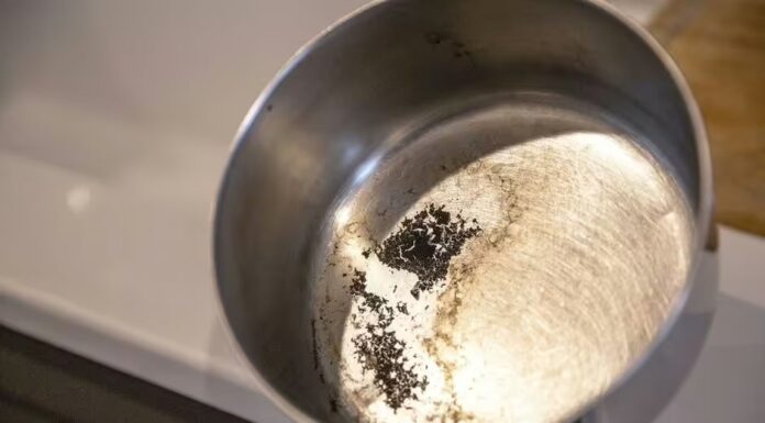 The Ultimate Guide to Cleaning Burnt Pots and Pans: Sparkling Results in Just 3 Minutes!