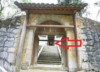 “Ancestral Advice: ‘A House With Two Doors Brings Turmoil to Both Wealth and Health’ – What Does This Mean?”