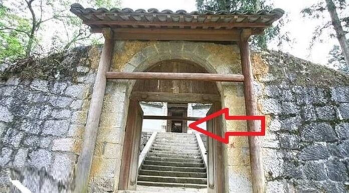 “Ancestral Advice: ‘A House With Two Doors Brings Turmoil to Both Wealth and Health’ – What Does This Mean?”