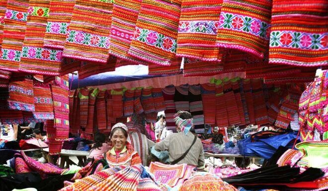 The Hidden Gem of Lao Cai Mountains: A Vibrant Marketplace Bursting with Northwest Culinary Delights
