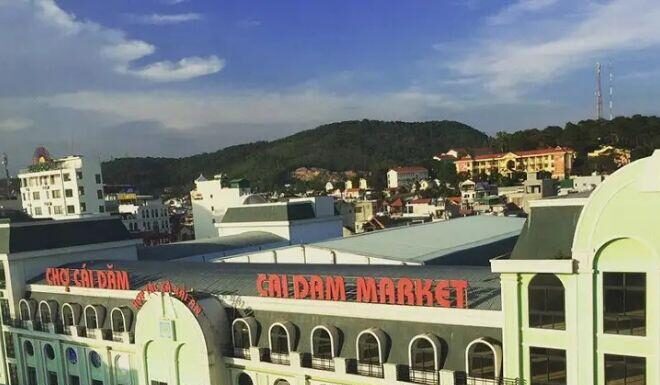 The Bustling Marketplace of Quang Ninh: A Seafood Haven and Culinary Paradise