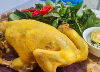 “The Ultimate Guide to Chicken: Moist Meat, Flavorful Broth – No Water Needed”