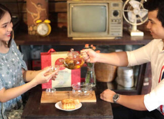 Why Do Mooncakes Taste Better with Tea?