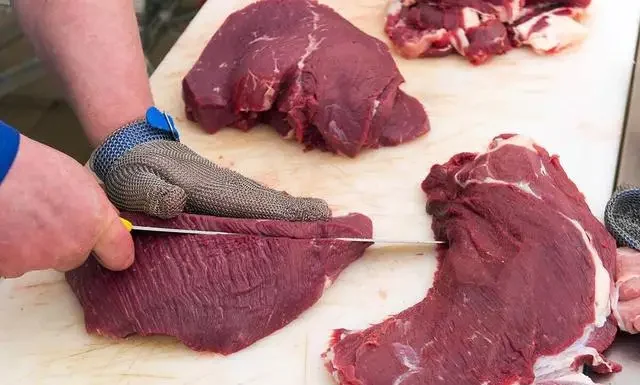 “The Ultimate Guide to Buying Beef: Master Chef’s Tips on Selecting the Finest Cuts”