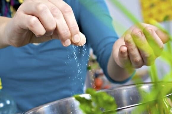 Boiling Vegetables with Salt to Keep Them Green is a Mistake! Experts Reveal 5 Dangerous Habits When Cooking Veggies