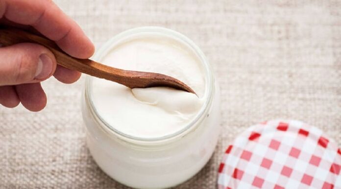 “3 Optimal Times Women Should Eat Yogurt Daily for Glowing Skin and a Slimmer Waist”