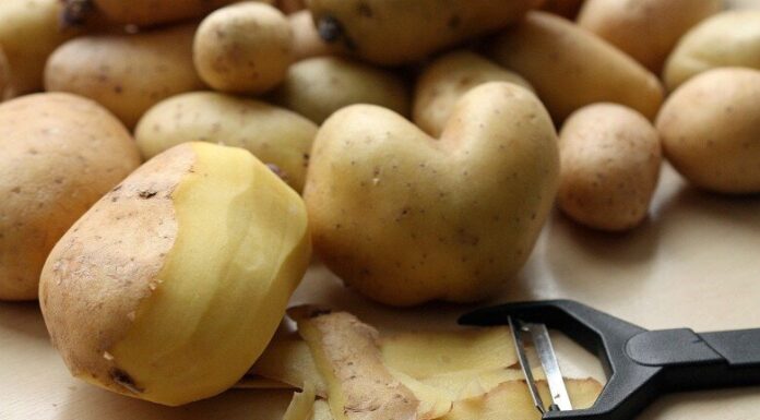 “The Secret to Quick and Easy Potato Peeling: A Restaurant’s Trick to Mastering the Perfect Mash”