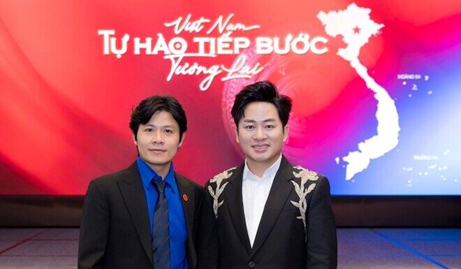 The Power Couple’s Empire: A Glimpse into the Lives of Tung Duong and Nguyen Van Chung, Both Born in 1983. One Favors a Monochromatic Abode, While the Other Embraces a Literary Haven Adorned with Blooms.