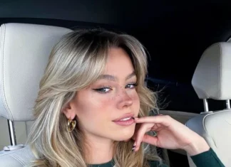 Gen Z Girls Are Obsessed With the Butterfly Clip Hair Trend: Easy Yet Tricky, Beautiful but Not for Everyone