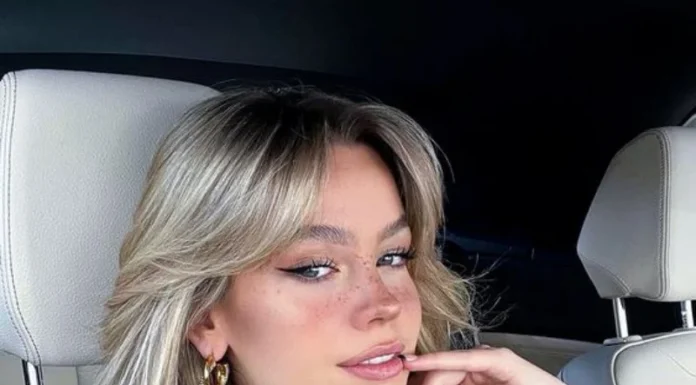 Gen Z Girls Are Obsessed With the Butterfly Clip Hair Trend: Easy Yet Tricky, Beautiful but Not for Everyone