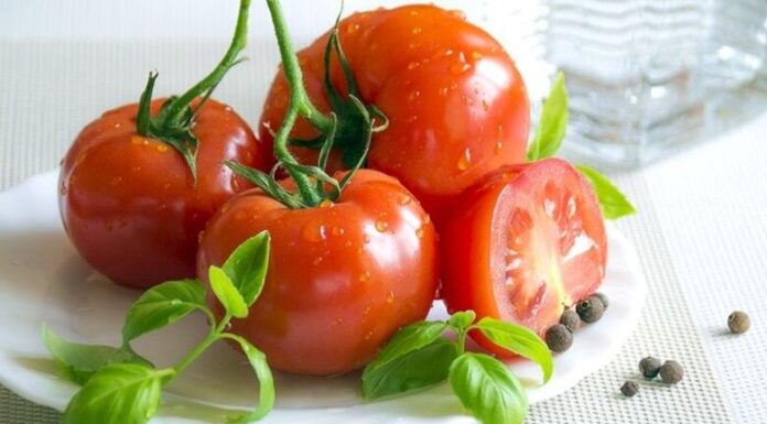 “The Ultimate Hack to Peel Tomatoes: No More Boiling Water, Just 3 Easy Steps!”