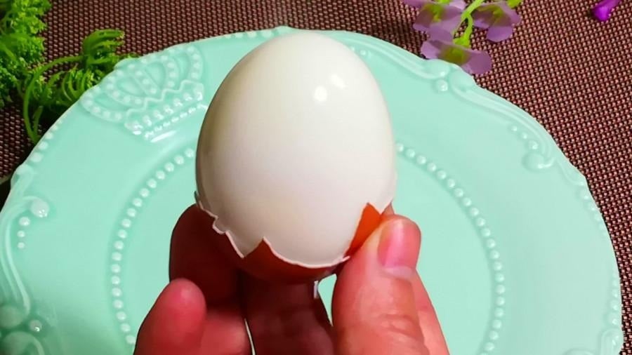 “The Perfect Soft-Boiled Egg: A Simple Guide to a Delicious, Creamy Treat”