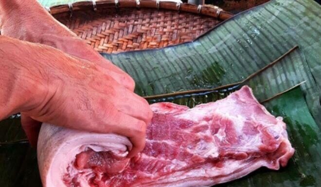 “Unique Thai Binh Specialty: Whole Pork Leg Dish—Order Weeks in Advance for This Rare Delicacy”