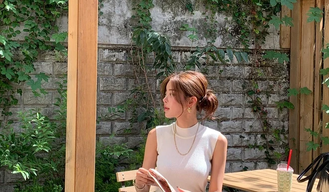 “Master Wide-Leg Pants Without Sacrificing Style: 4 Must-Have Shoe Styles Every Woman Needs”