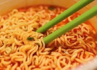 “Woman Suffers Severe Abdominal Pain After Eating Noodles: Doctor Warns Against This Cooking Method”