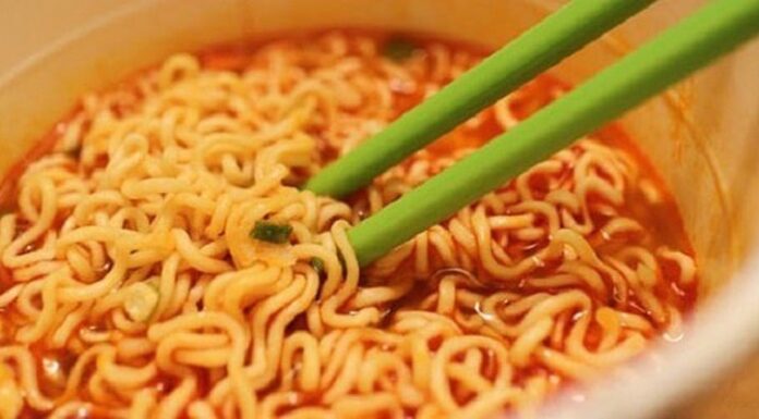 “Woman Suffers Severe Abdominal Pain After Eating Noodles: Doctor Warns Against This Cooking Method”
