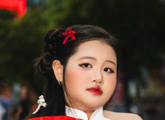 Dory Shines in a Red and Yellow Traditional Dress for the 2nd of September Celebrations