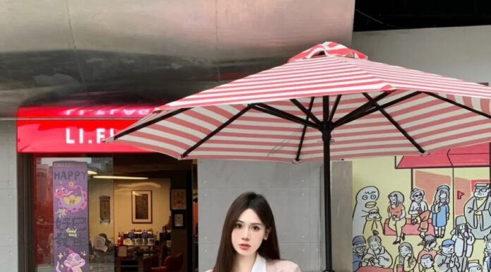 4 Flare Pant Styles That Are a “Lifesaver for Imperfect Legs”