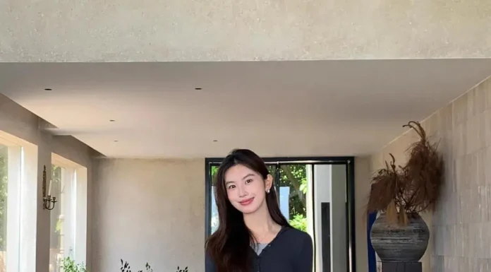 4 Stylish Sweater and Jean Combinations to Keep You Cozy and Chic This Fall