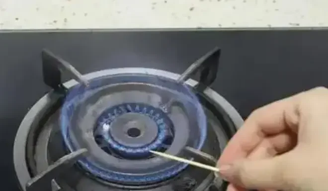 “A Tiny ‘Organ’ on Your Gas Stove: How a Simple Toothpick Hack Can Save You Hundreds on Gas Bills Every Year”