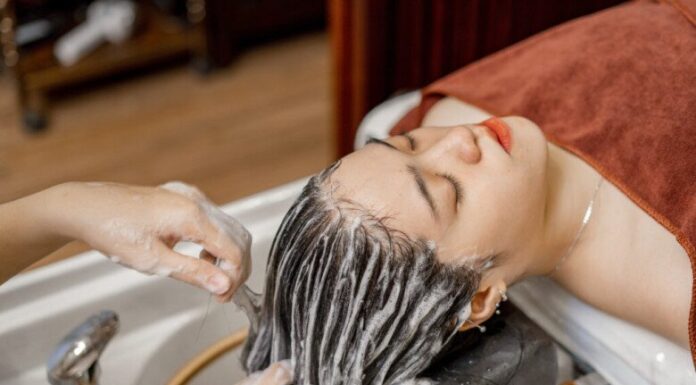 “The Secret Behind the ‘2 Shampoos, 1 Conditioner’ Hair Salon Formula”