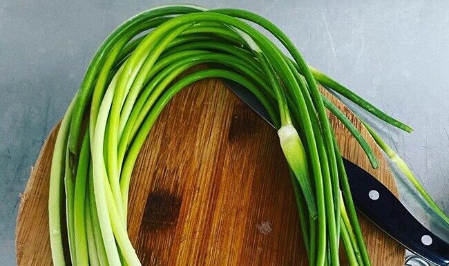 The Secret to Perfect Stir-Fried Garlic Sprouts: Chef’s Tip to Avoid Direct Frying for a Crispy, Flavorful, and Vibrant Dish