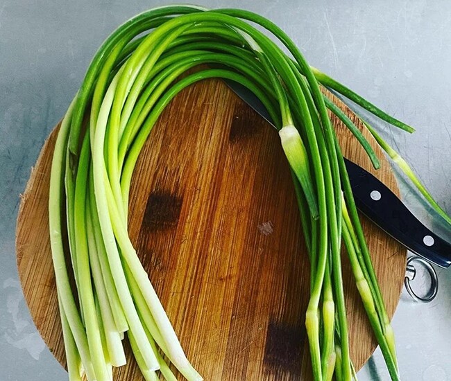The Secret to Perfect Stir-Fried Garlic Sprouts: Chef’s Tip to Avoid Direct Frying for a Crispy, Flavorful, and Vibrant Dish