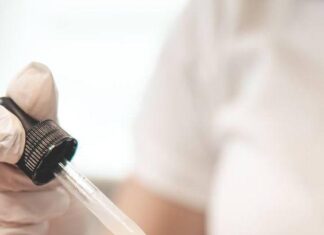 Craft Your Own Honey Serum at Home for Firm, Radiant, and Healthy Skin