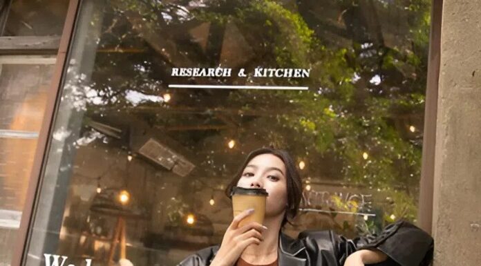 “6 Stylish Ways to Pair Blazers with Jeans for a Week of Effortless Chic—Perfect for Work or Play”