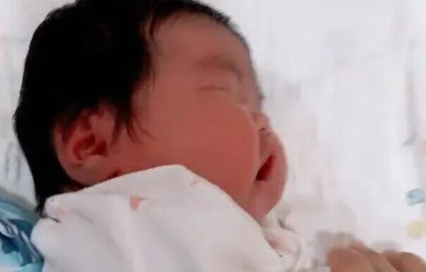 “Newborn Baby Born as a ‘Giant,’ Weighing 11kg with Chubby Cheeks, Stuns Entire Hospital”