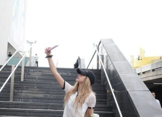 “Lisa & Rosé’s Ultimate Guide to Styling Jeans for a Chic and Sophisticated Look”