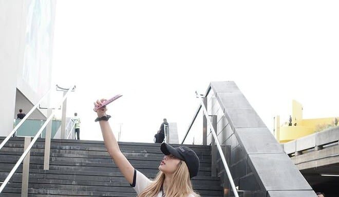 “Lisa & Rosé’s Ultimate Guide to Styling Jeans for a Chic and Sophisticated Look”